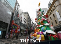 [TF포토] 트리장식만 덩그러니 자리잡은 명동