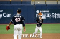 [TF포토] 두산 허경민, '안타는 안돼!'