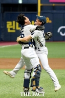 [TF포토] NC 한국시리즈 우승, '기쁨의 포옹'