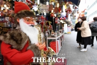 [TF사진관] '코로나19로 실종된 크리스마스 분위기'