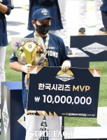 [TF포토] 한국시리즈 MVP 수상한 양의지