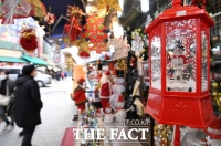 [TF포토] '코로나19에 인기 시들한 크리스마스 분위기'