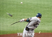 [TF포토] 알테어 타격에 배트가 '산산조각'