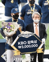 [TF포토] KBO 감독상 수상한 NC 이동욱 감독