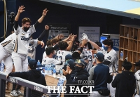 [TF포토] 축제 분위기의 NC 덕아웃