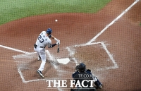 [TF포토] 2루타로 득점 기회 만드는 알테어