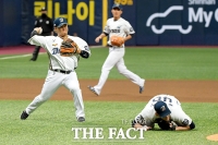 [TF포토] 송구를 위해 바닥에 엎드린 루친스키