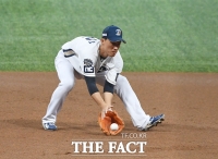 [TF포토] NC 노진혁, '깔끔한 수비'