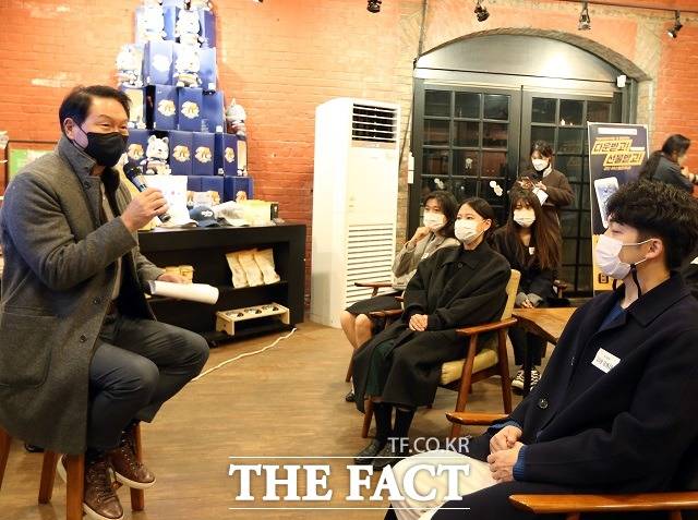 최태원 회장은 24일 전북 군산시 영화동에 있는 창업지원센터 로컬라이즈 타운을 방문해 30여 명의 청년 창업가들과 기업경영 철학 및 위기극복 방안 등에 관해 토론했다. /SK그룹 제공