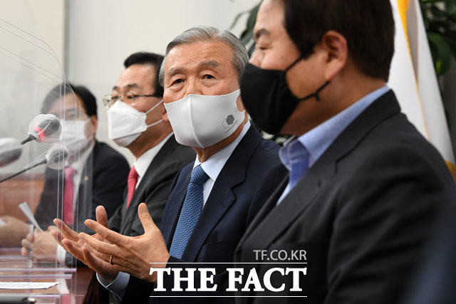 야당은 추미애 법무부 장관 국정조사 맞불을 요구하며 강하게 반발하고 있다. 25일 추 장관의 검찰총장에 대한 징계 청구와 관련, 긴급기자회견을 연 국민의힘 김종인 비상대책위원장(오른쪽에서 두 번째) /국회=남윤호 기자