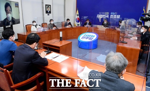 더불어민주당이 윤석열 검찰총장에 대한 법무부의 감찰과 관련해 25일 윤 총장 국정조사 추진을 검토하겠다고 밝혔다. 지난 23일 이낙연 대표가 화상으로 참석한 가운데 열린 민주당 최고위원회의 모습. /남윤호 기자