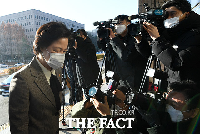 윤석열 검찰총장에 대한 징계 청구와 직무배제 조치한 추미애 법무부 장관이 25일 오전 경기도 과천 정부과천청사 법무부로 출근하고 있다./남용희 기자