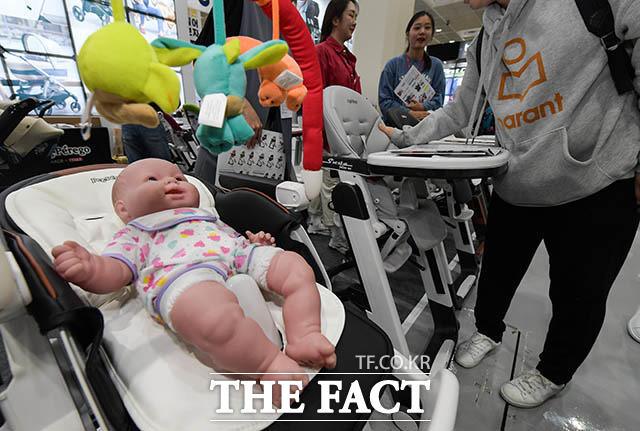 25일 통계청에 따르면 9월 출생아 수는 2만3566명으로 1981년 이후 최저치를 기록했다. /더팩트 DB