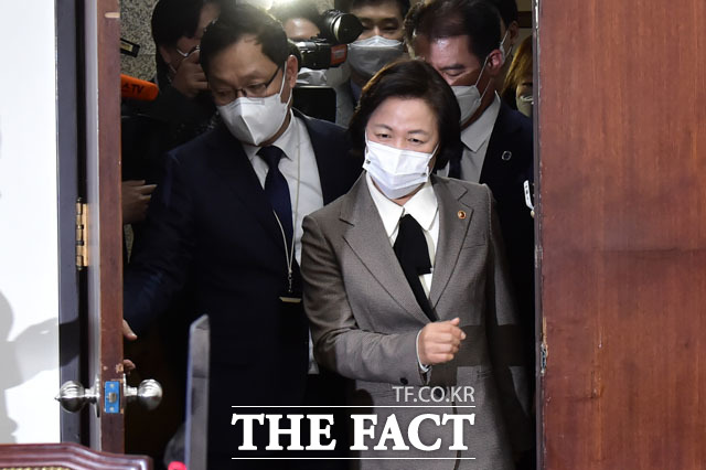 민주당이 국정조사를 강행할 경우 내년 보궐선거에도 영향을 미칠 것으로 관측된다. 25일 서울 여의도 국회 본관 220호에서 열린 공수처장후보자추천위원회 회의에 참석한 추 장관. /남윤호 기자