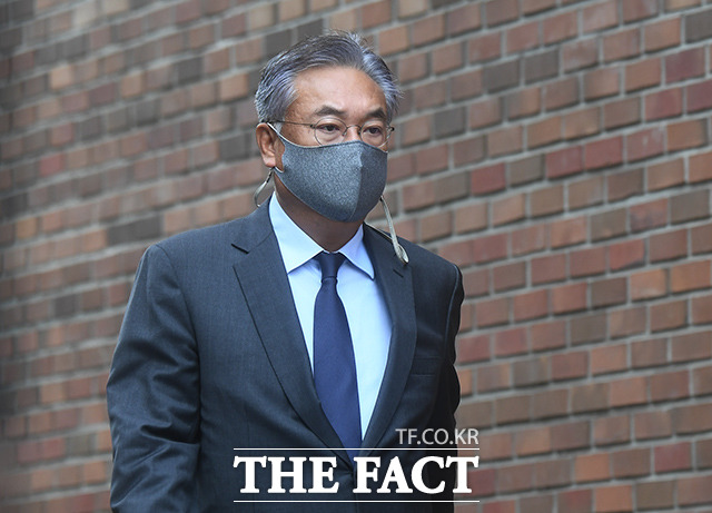 정진석 국민의힘 의원이 추미애 법무부 장관의 윤석열 검찰총장 직무배제 결정에 대해 참 비겁한 대통령이라며 문재인 대통령을 비판했다. /이동률 기자