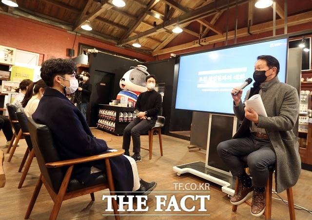 최태원 회장은 지난해에는 계획과 실천 의지만 충만했던 여러분들 사업이 이제는 자리를 잡고 계속 성장해 나갈 디딤돌을 마련한 것 같아 뿌듯하다라며 청년 창업가들에게 격려의 메시지를 전했다. /SK그룹 제공