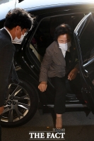 [TF포토] 출근하는 추미애 법무부 장관