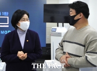 [TF포토] 백종원 대표와 대화 나누는 박영선 장관