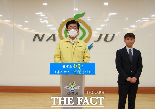 26일 강인규 나주시장이 코로나19 지역감염 확진자가 누적 26명으로 늘어나자 추가 확산 차단을 위한 개인 방역수칙 준수 등 시민들의 적극적인 참여와 협조를 당부하는 담화문을 발표하고 있다./나주시 제공