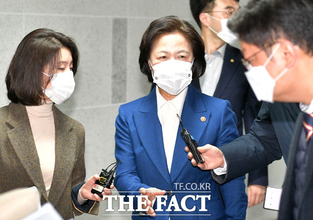 취재진의 질문 받는 추미애 장관.