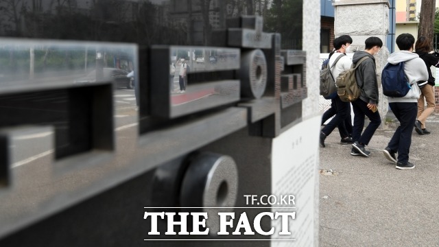 전북교육청이 2021학년도 대학수학능력시험 일주일을 앞둔 26일 코로나19 예방 및 고사장 방역을 위한 막바지 점검에 한창이다. /더팩트 DB