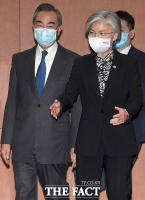 [TF포토] 대화 나누는 강경화-왕이