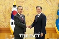  왕이 만난 文대통령 '중국과 한반도 전쟁 종식시킬 것'