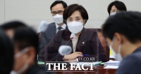 [TF사진관] 교육위원회 전체회의 출석한 유은혜 장관