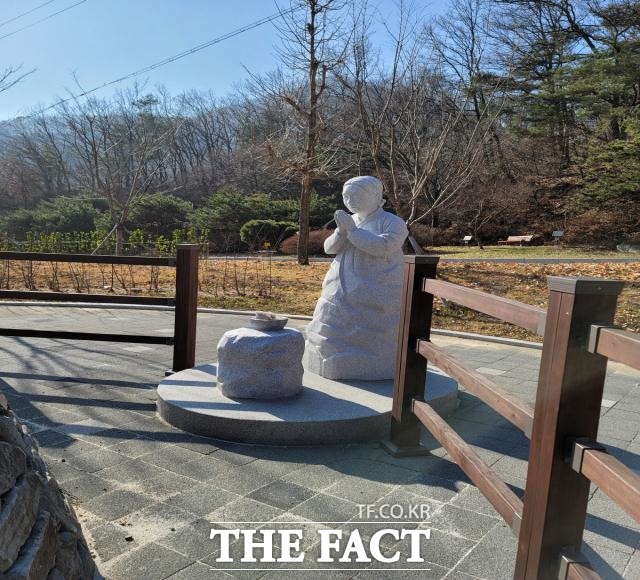 김천시 대항면 향천리의 괘방령(掛榜嶺) ‘장원급제길’에 수능시험을 앞둔 수험생과 가족들의 발길이 이어지고 있다. 합격기원돌탑 앞 정한수를 떠 놓고 기도하는 어머니상/김천시 제공