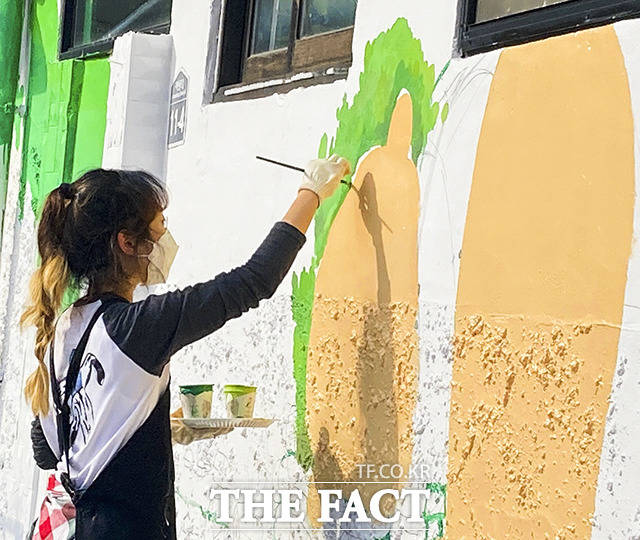 전주시는 전주한옥마을 옆 자만벽화마을 일대에서 ‘2020 전주벽화 트리엔날레’를 열었다. 이번 행사는 지난달부터 20명의 예술인들이 지역 주민들과 함께 새로운 벽화를 제작하는 데 공을 들였다. /전주시 제공