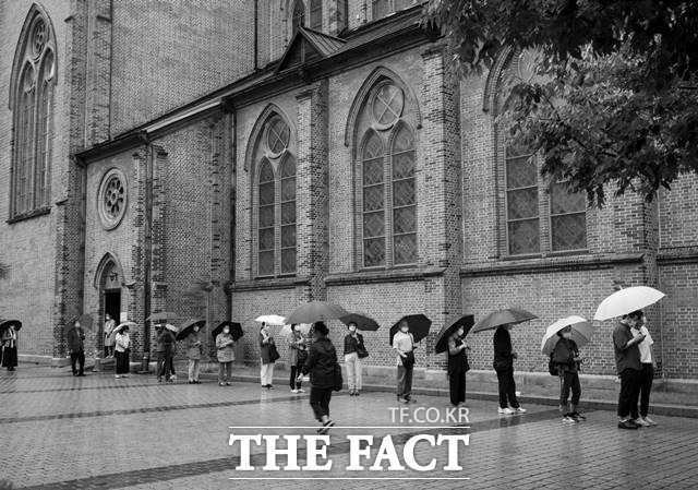 신종 코로나바이러스 감염증(코로나19) 사태로 바뀐 일상 속 다양한 풍경을 담은 사진들이 2020 서울사진공모전 수상작으로 선정됐다. 우수상으로 선정된 황승용 씨 예배를 기다리는 사람들. /서울시 제공