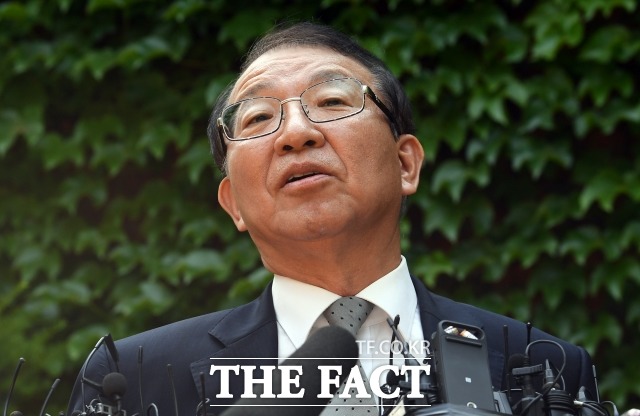지난 2018년 6월 양승태 전 대법원장이 경기도 성남 자택 인근에서 대법원장 재임 시절 사법행정권 남용 의혹에 대한 입장을 밝히고 있다. /임영무 기자
