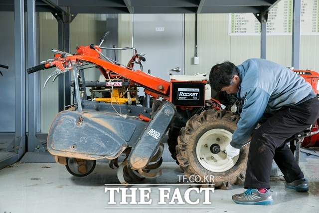 겨울철을 앞두고 전북 지역 한 농민이 농기계의 볼트와 너트를 점검하고 있는 모습. /농촌진흥청 제공