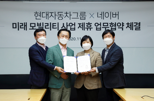 한성숙 네이버 대표(왼쪽에서 세 번째)와 지영조 현대차그룹 전략기술본부 사장(왼쪽에서 두 번째)이 모빌리티 분야 협력을 위한 업무협약을 체결한 뒤 기념 촬영을 하고 있다. /네이버·현대차그룹 제공