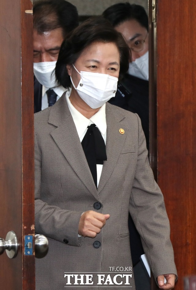 추미애 법무부 장관이 25일 오후 서울 여의도 국회에서 열린 공수처장 후보추천위원회 전체회의에 참석하기 위해 회의장으로 들어서고 있다. /국회=남윤호 기자