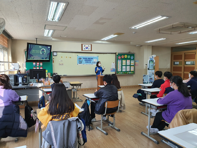 푸른코끼리 전문강사가 서울탑동초등학교 6학년 학생들을 대상으로 사이버 폭력 예방 교육을 실시하고 있다. /삼성전자 제공