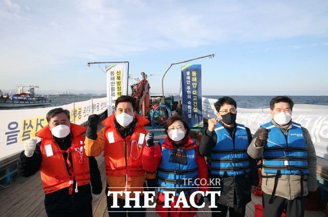 (왼쪽부터)김희수 경상북도의회 부의장, 이강덕 포항시장, 김정재 국회의원, 김병욱 국회의원, 정해종 포항시의회 의장이 동해안대교 건설기원 퍼포먼스를 하고 있다./포항시 제공