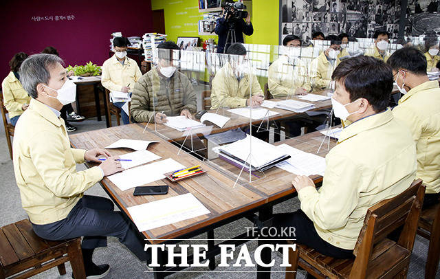 전주시는 28일 김승수 전주시장 주재로 긴급 비상대책 간부회의 및 방역자문위원의 자문 등을 거쳐 현행 1.5단계인 사회적 거리두기를 오는 30일 0시부터 2단계로 격상하기로 했다. /전주시 제공