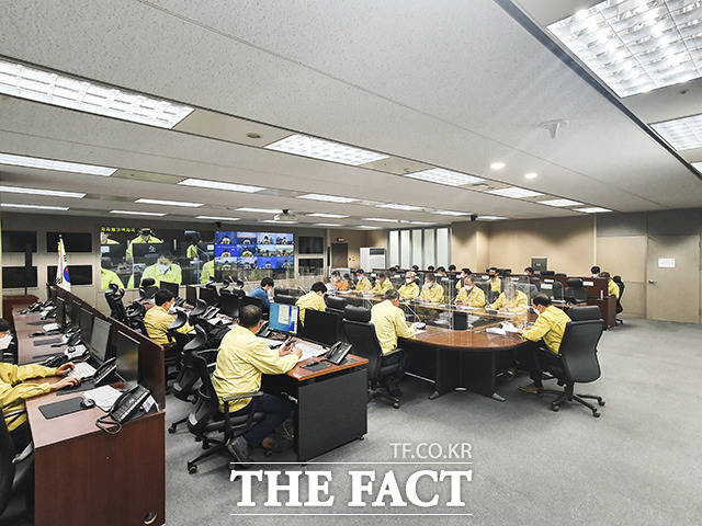 전북도가 정읍 소성면 소재 육용오리 농장(19,000수 사육)에서 고병원성 조류인플루엔자(H5N8형)가 확진됨에 따라 28일 도내 14개 시ᐧ군 부단체장이 참여하는 가축전염병 방역대책 점검 영상회의를 긴급 개최했다. /전북도 제공