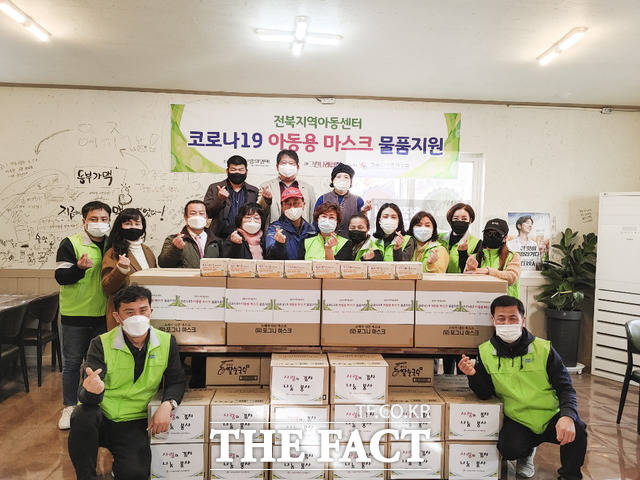 사)그린나래협회 봉사단(대표 김도영)이 사)전국지역아동센터협회 전북도협의회에 아동용 마스크 2만장을 전달했다. /이경선 기자