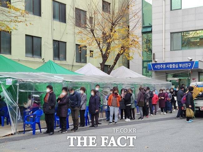 27일 오후 부산진구보건소 선별진료소에 코로나19 검사를 받으려는 시민들이 길게 줄지어 서있다. /부산=김신은 기자