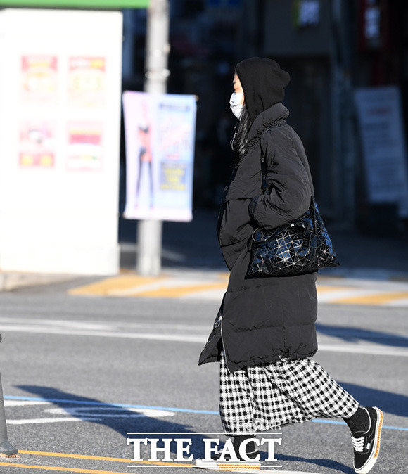 12월 첫날인 1일은 전국 대부분 지역의 아침 기온이 영하권을 보이면서 춥겠다. 서울 종로구 광화문사거리에서 한 시민이 두꺼운 옷차림으로 거리를 지나는 모습. /임세준 기자