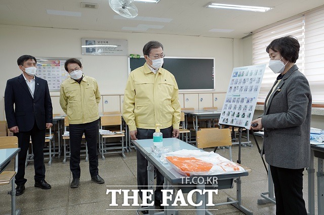 문재인 대통령이 30일 청와대에서 주재한 수석·보좌관 회의에서 범정부 비상대응체계를 가동해 성공적인 수능 방역에 만전을 기하겠다라고 밝혔다. 사진은 전날 서울 용산구 오산고등학교를 방문해 수능 방역 준비 상황을 점검하는 문 대통령. /청와대 제공