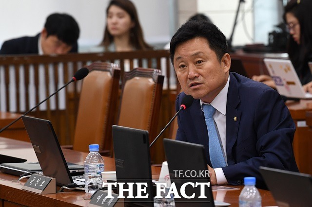 최인호 더불어민주당 의원이 30일 MBC 라디오 김종배의 시선집중에 출연, 3차 재난지원금과 관련해 설 전 선별 지급을 원칙으로 할 것이라고 밝혔다. /남윤호 기자