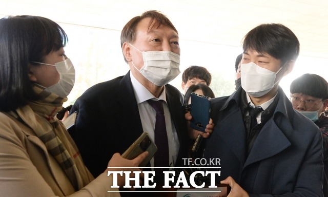 윤석열 검찰총장을 대리하는 이완규 변호사는 30일 직무정지 처분 집행정지 심문 후 기자들과 만나 검찰총장의 해임은 검찰의 정치적 중립성과 독립성을 침해한다고 주장했다. /이선화 기자