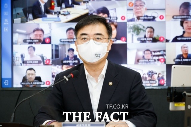 손병두 전 금융위원회 부위원장이 한국거래소 이사장 후임 자리에 단독 후보로 결정됐다. 손 전 부위원장은 오는 18일로 예정된 주주총회 승인을 거친 뒤 정식 선임될 것으로 보인다. /금융위원회 제공