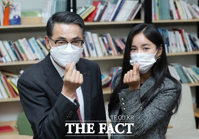 LX 김정렬 사장과 국토인터넷방송국 ‘LIBS’에 출연한 가수 조정민 씨가 ‘서로위로챌린지’ 에 참여해 손하트 인증샷을 남기고 있다. /한국국토정보공사 제공