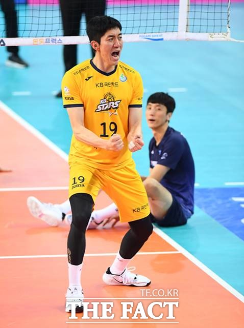 1일 오후 7시 의정부실내체육관에서 열리는 2020-21시즌 V리그 남자부 KB손해보험(홈)-우리카드(원정)전를 대상으로 한 배구토토 매치 60회차 투표율 중간집계 결과, 참가자들은 홈팀 KB손해보험의 완승을 예상하는 것으로 나타났다./KOVO 제공