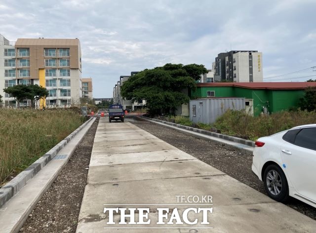 서귀포시는 성산 고성리 집중호우시 마다 도로 등 가옥 침수피해가 되풀이 되던 저지대 지역에 재해예방을 위한 우수관로 설치 공사를 4일 준공한다. / 거귀포시 제공