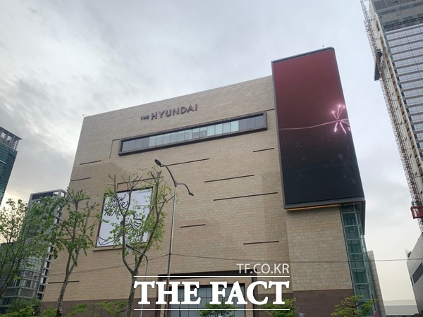 현대백화점이 현대홈쇼핑에 보험사업을 양도하기로 결정했다. 사진은 현대백화점 무역센터점 모습. /한예주 기자